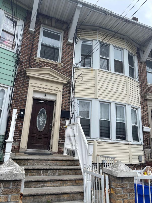 Exterior, Facade, Brick Facade, Rowhouse