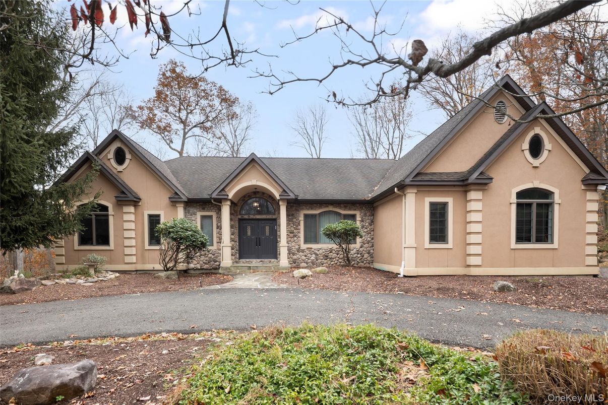 Exterior, Facade, Ranch