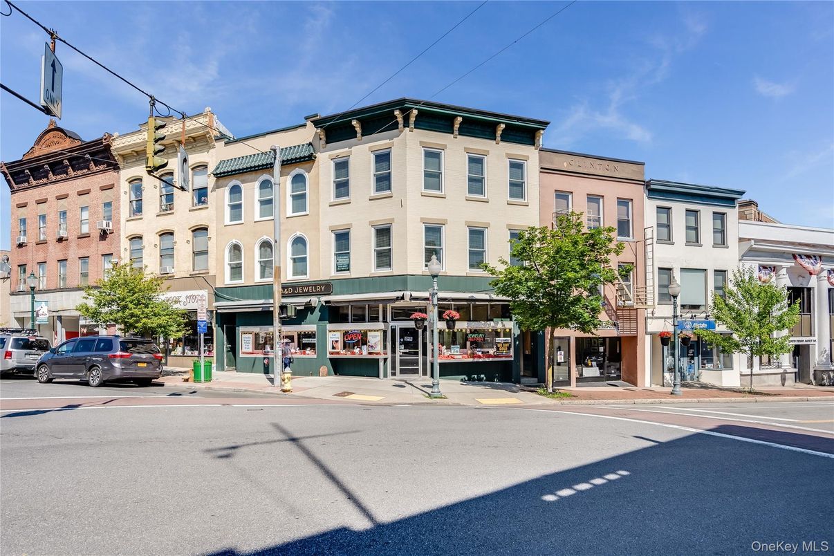 Exterior, Facade, Rowhouse