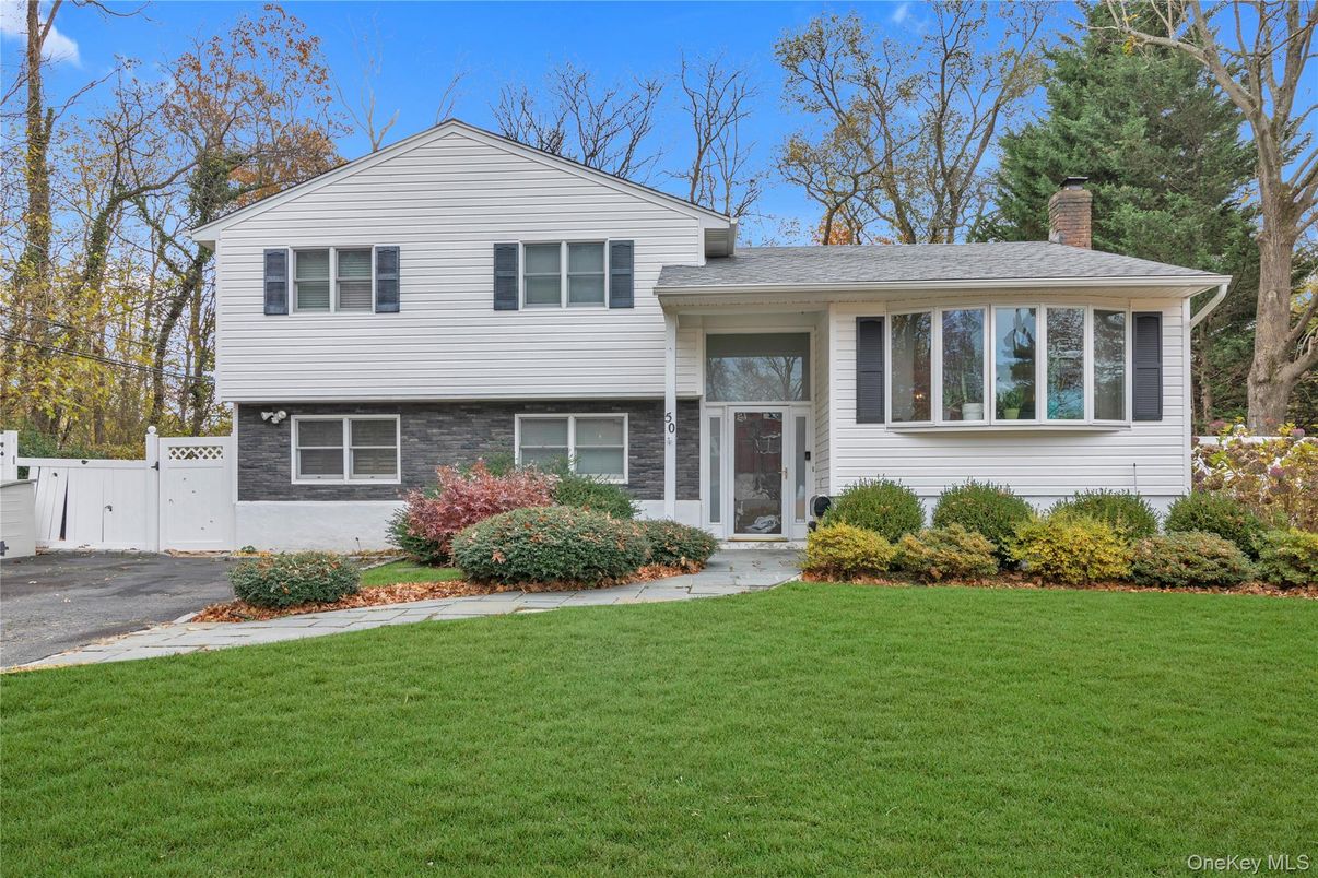 Exterior, Facade, Split Level