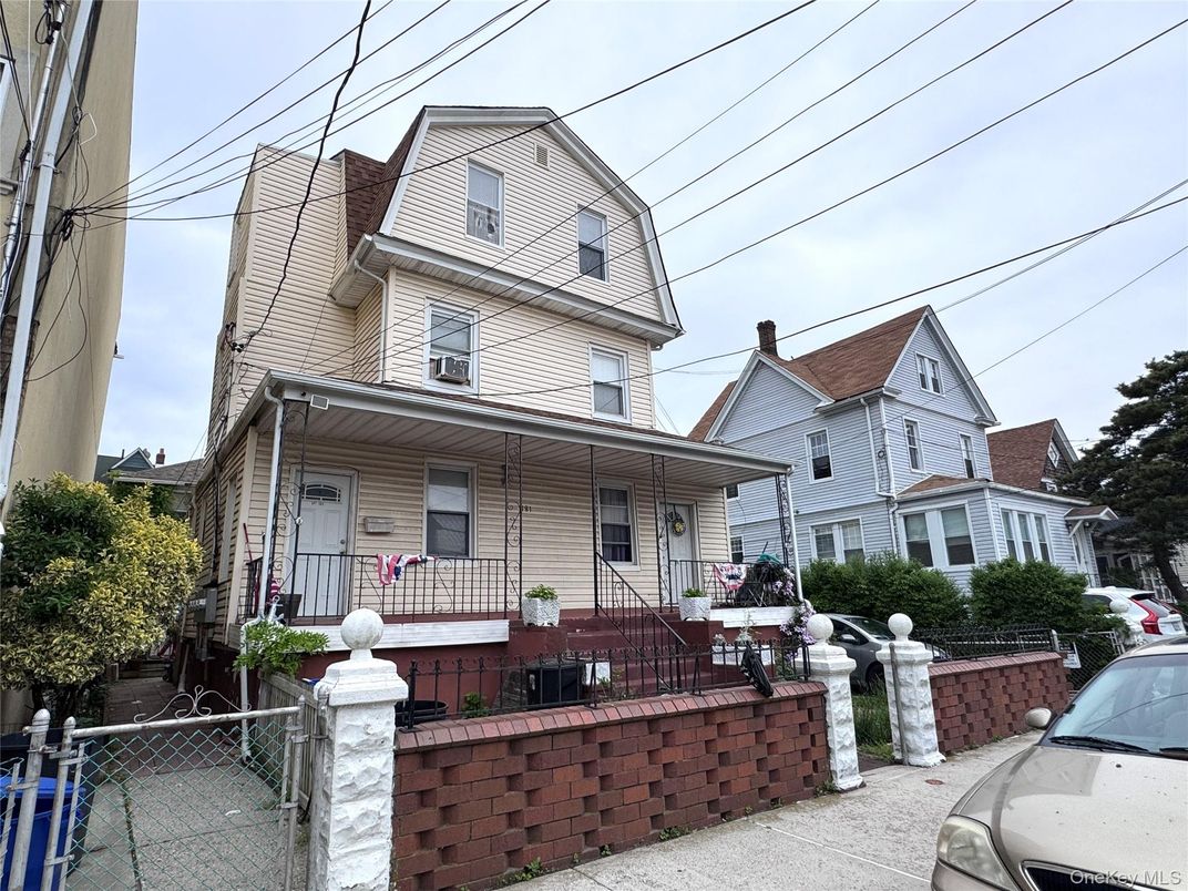 Exterior, Facade, Queen Anne Victorian