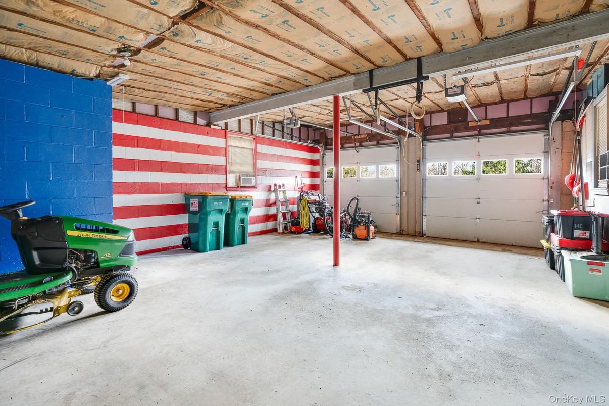 Garage, Interior, Wooden Beams