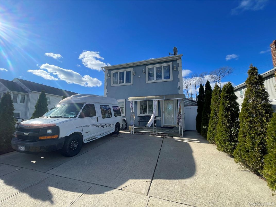 Exterior, Facade, Split Level