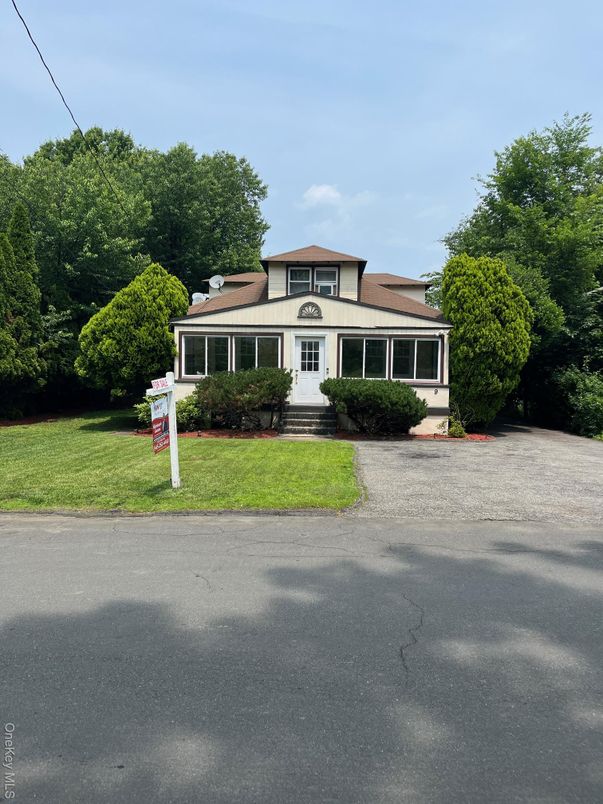 Exterior, Facade, Split Level