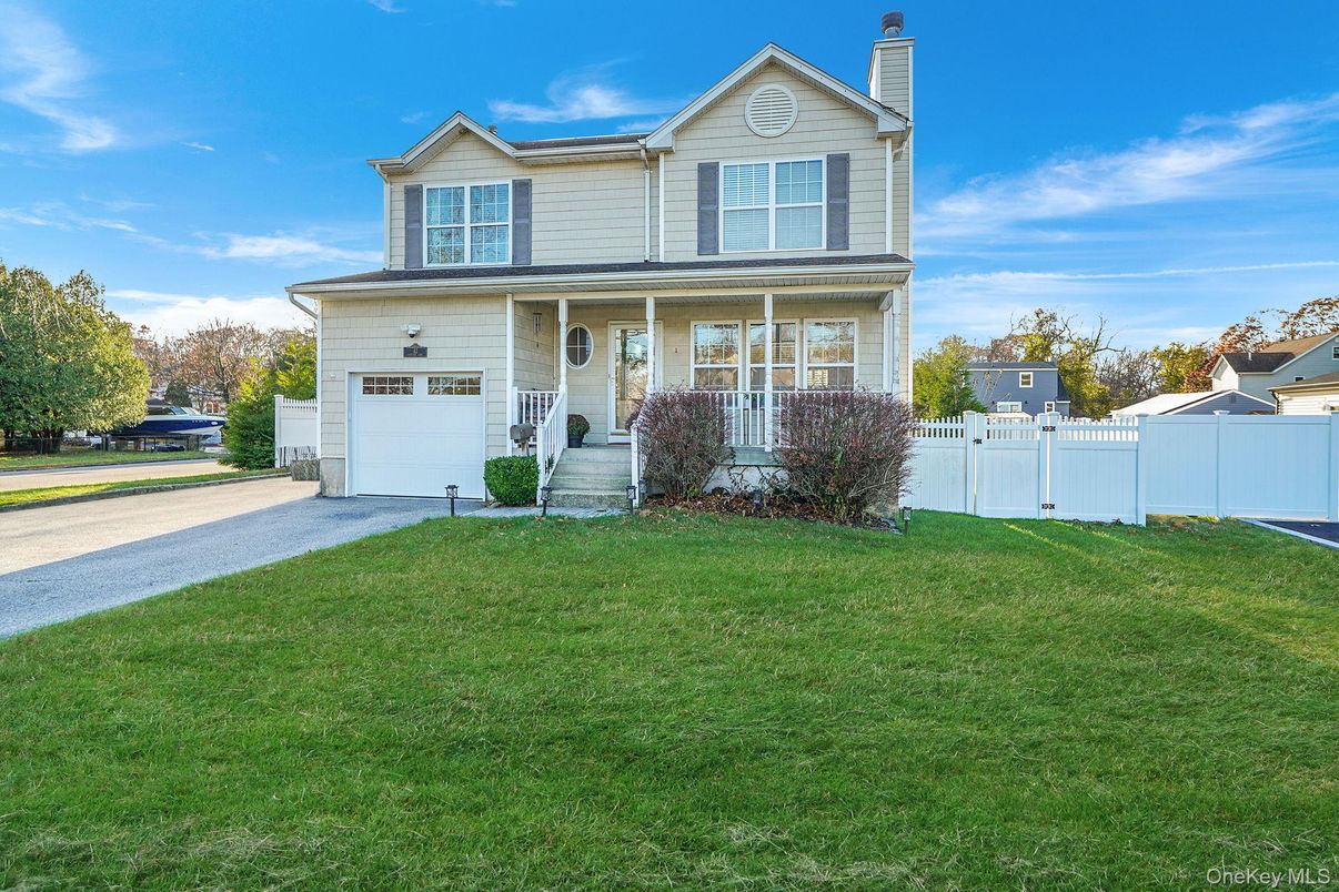 Attached, Exterior, Facade, Farmhouse