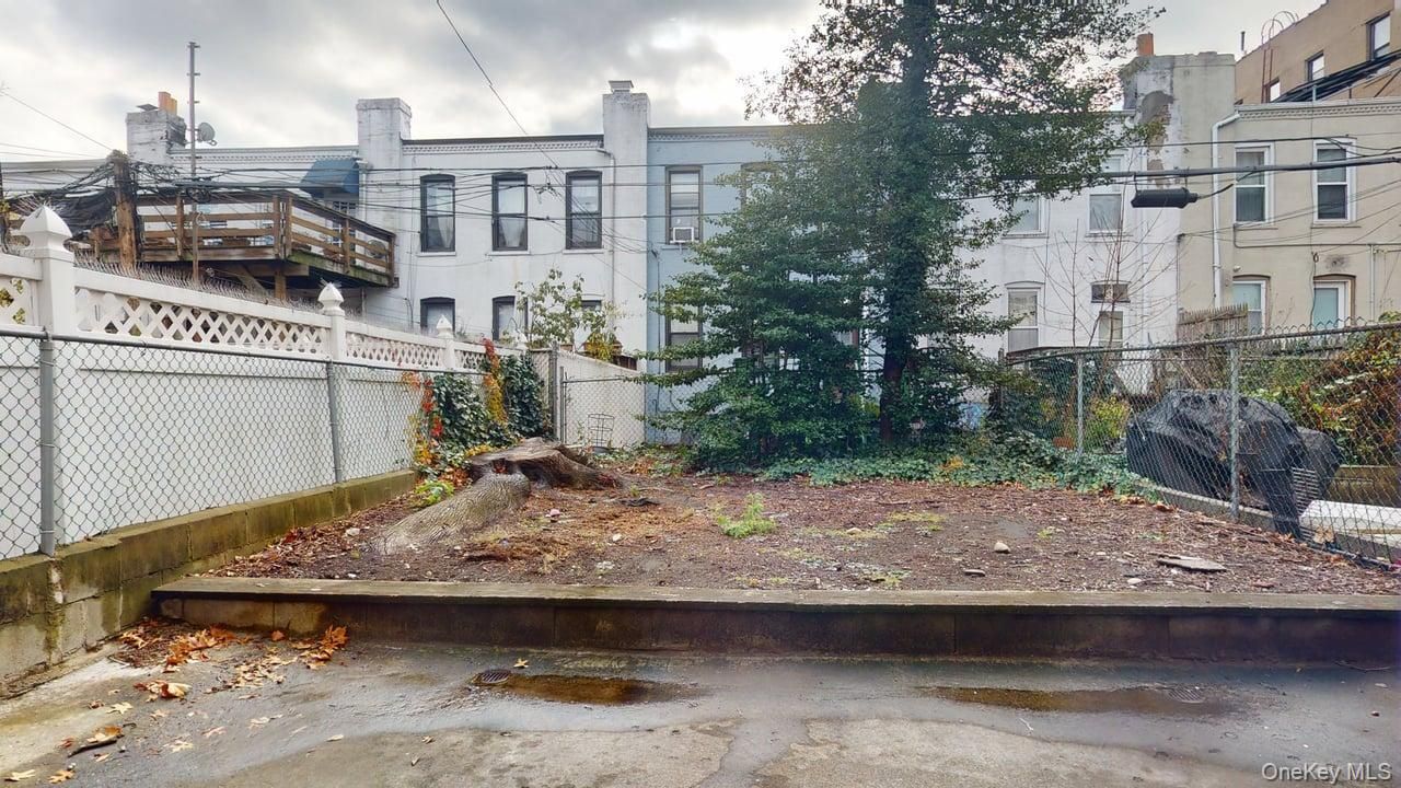 Exterior, Facade, Rowhouse