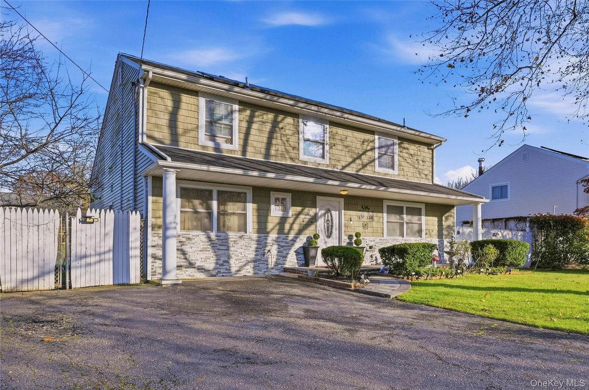 Exterior, Facade, American Foursquare
