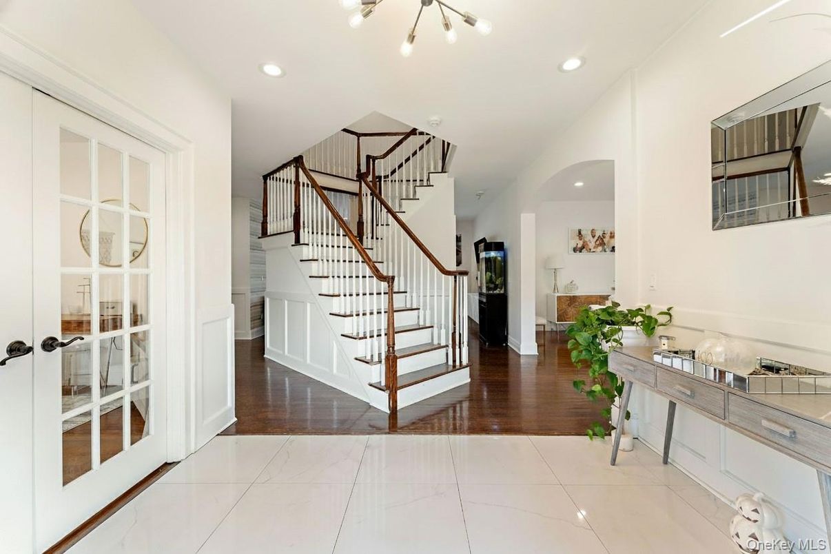 Interior, Recessed Lighting, Wood Texture Flooring