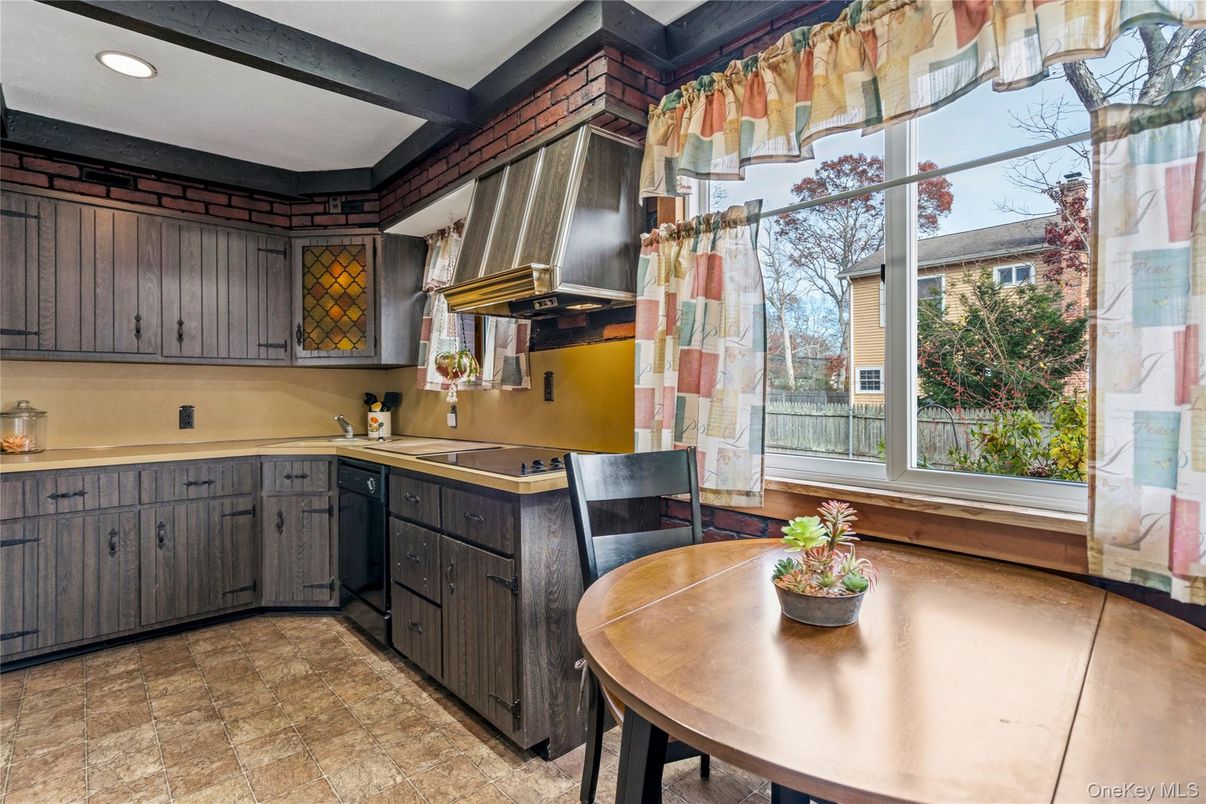 Dining room, Interior, Kitchen, Recessed Lighting, Stainless Steel Appliances