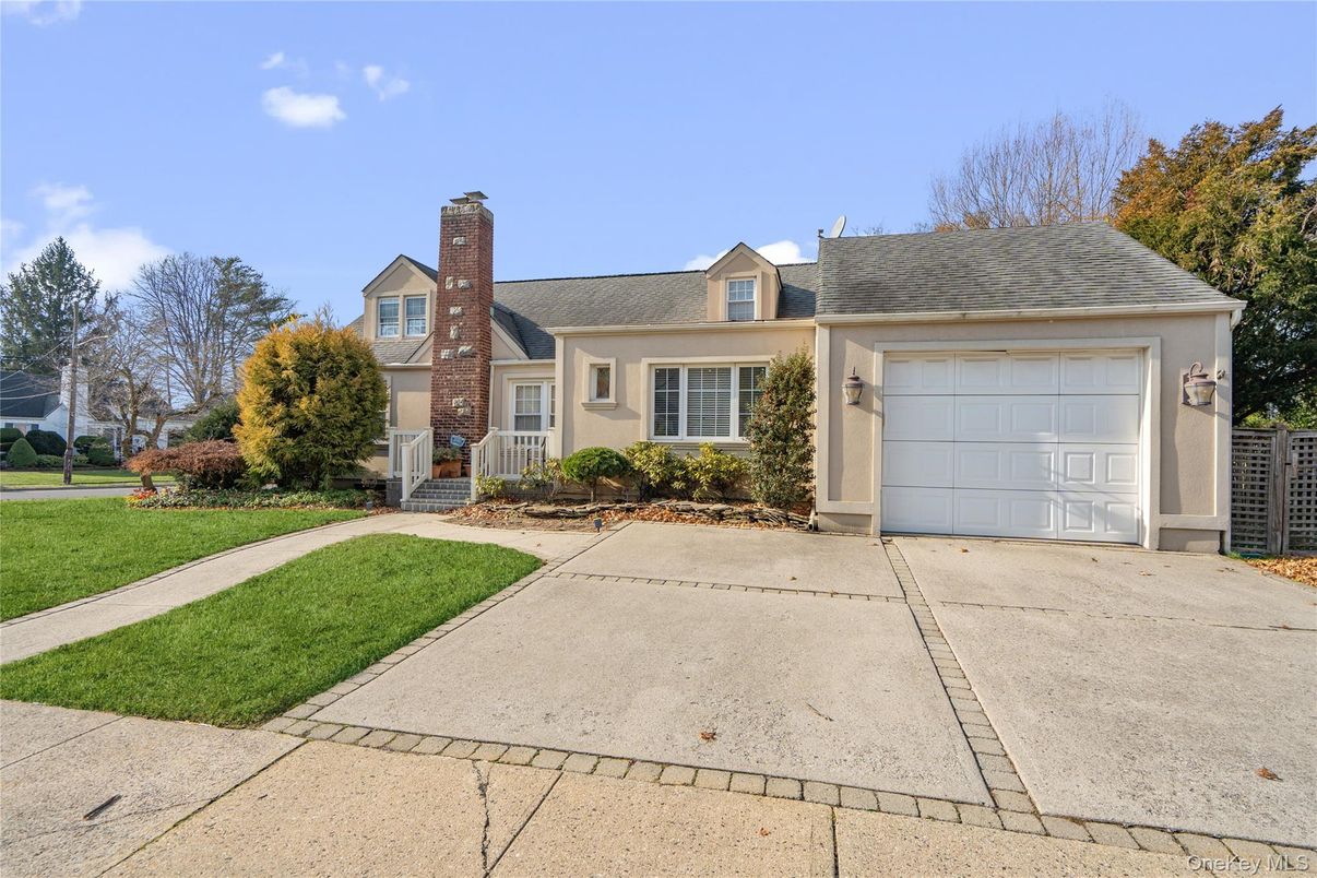 Attached, Exterior, Facade, Cape Cod