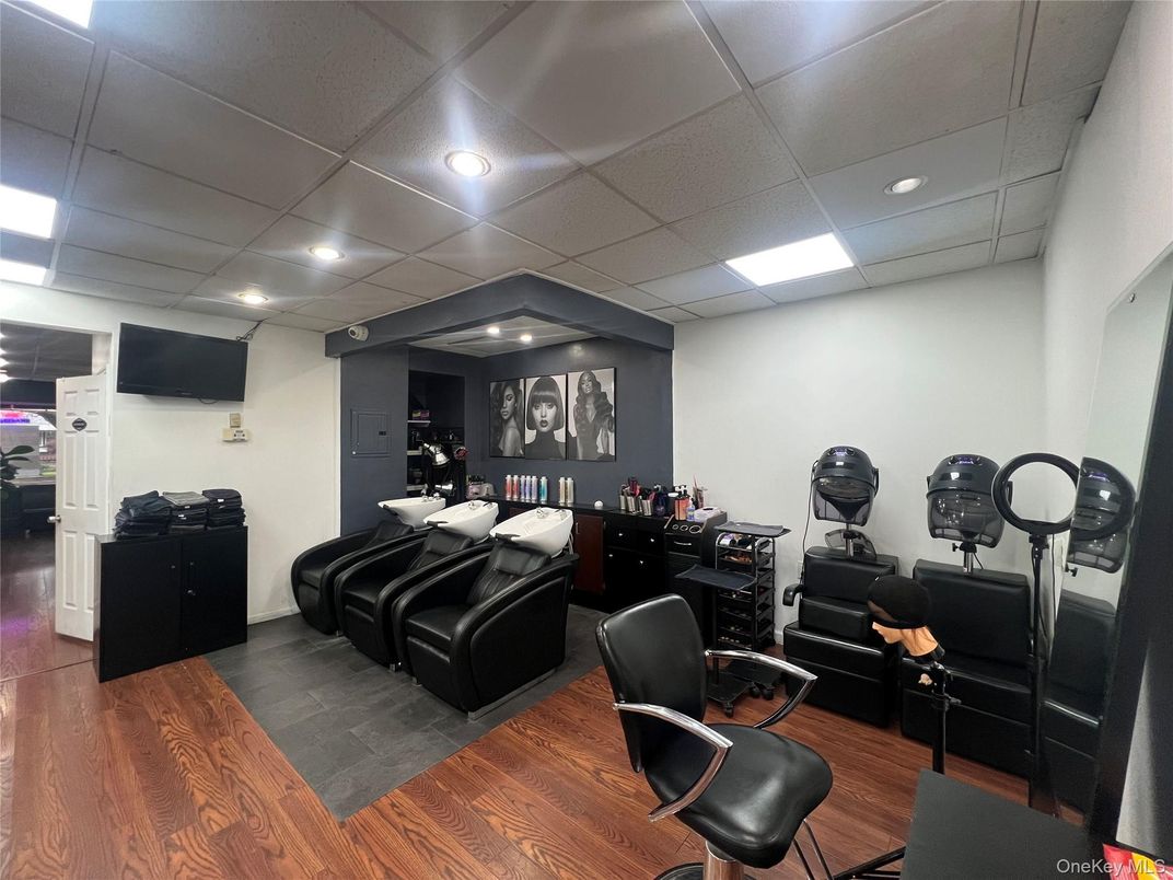 Fitness Equipment, Interior, Recessed Lighting, Wood Texture Flooring