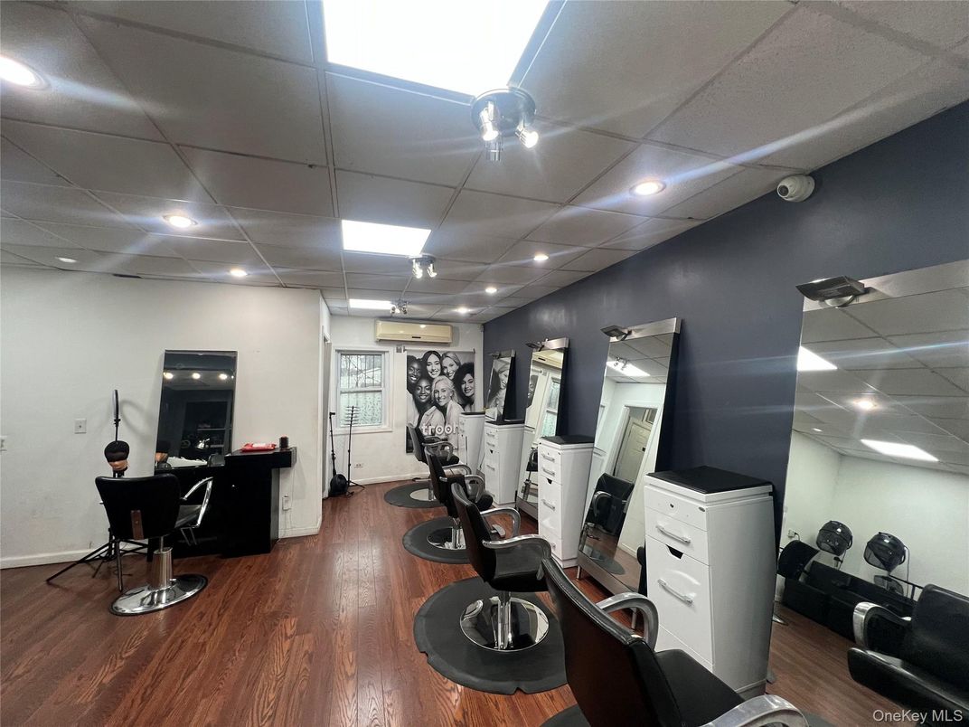 Fitness Equipment, Interior, Recessed Lighting, Wood Texture Flooring