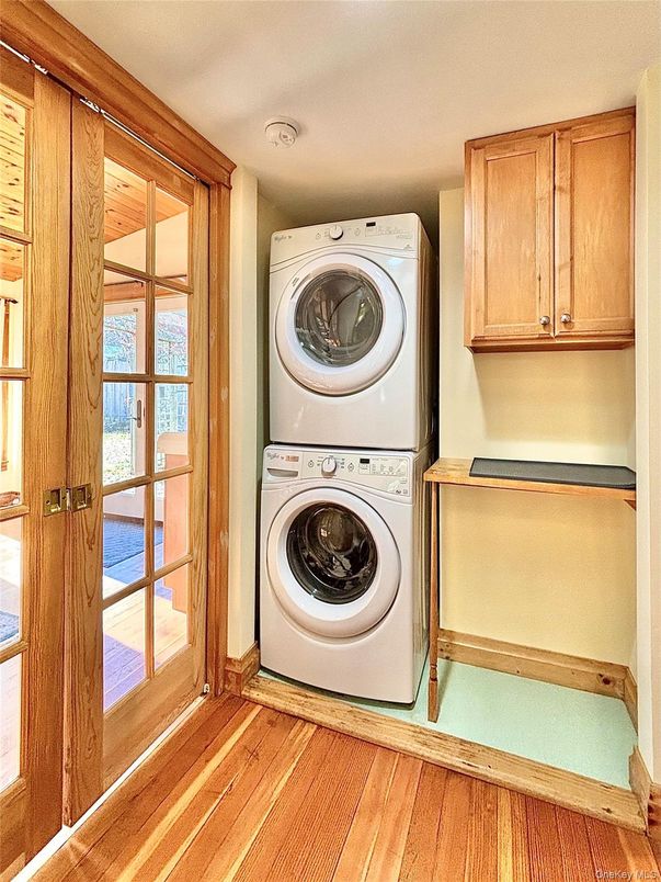 Interior, Utility Closets, Washer, Wood Texture Flooring