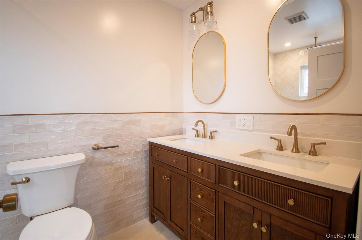 Bathroom, Dual Sink Vanities, Interior, Recessed Lighting