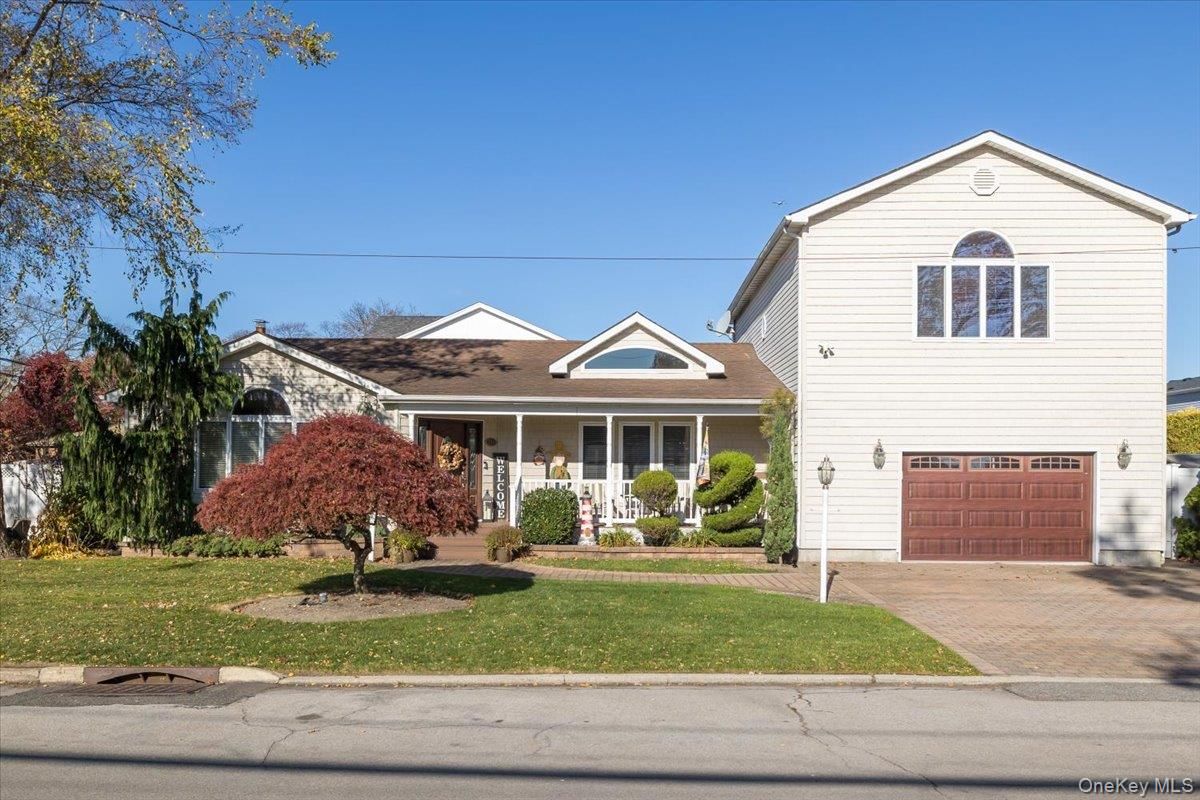 Attached, Exterior, Facade, Farmhouse