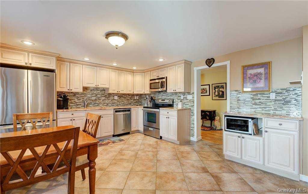 Dining room, Interior, Kitchen, Recessed Lighting, Stainless Steel Appliances