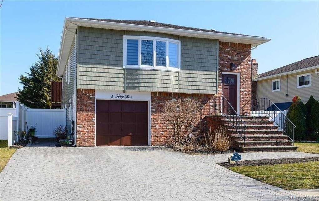 Attached, Exterior, Facade, Brick Facade, Raised Ranch