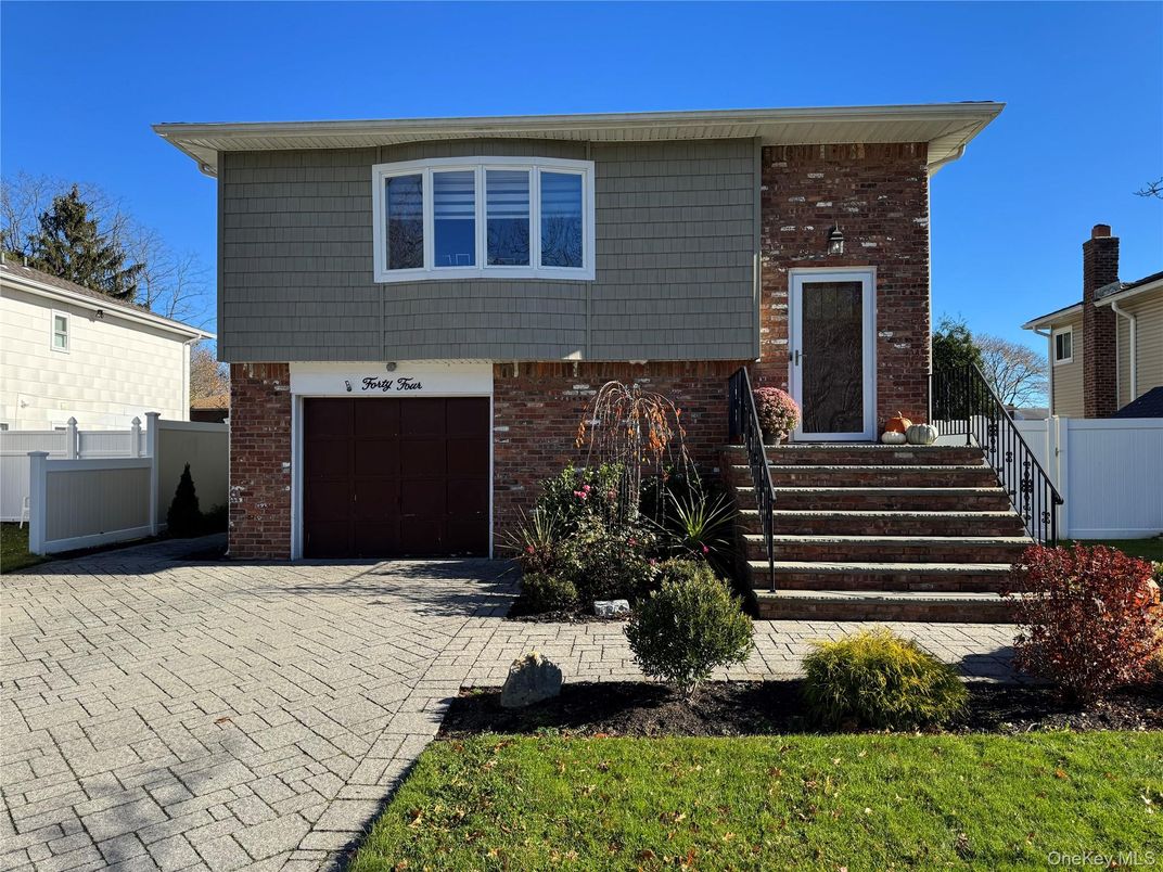 Attached, Exterior, Facade, Brick Facade, Raised Ranch