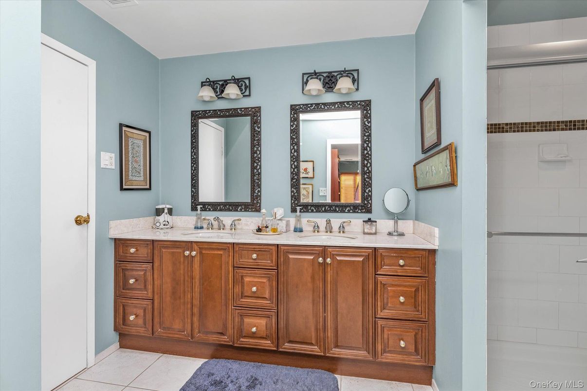 Bathroom, Dual Sink Vanities, Interior