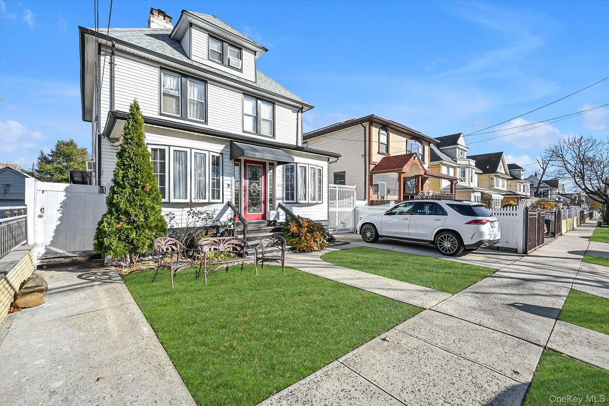 Exterior, Facade, American Foursquare