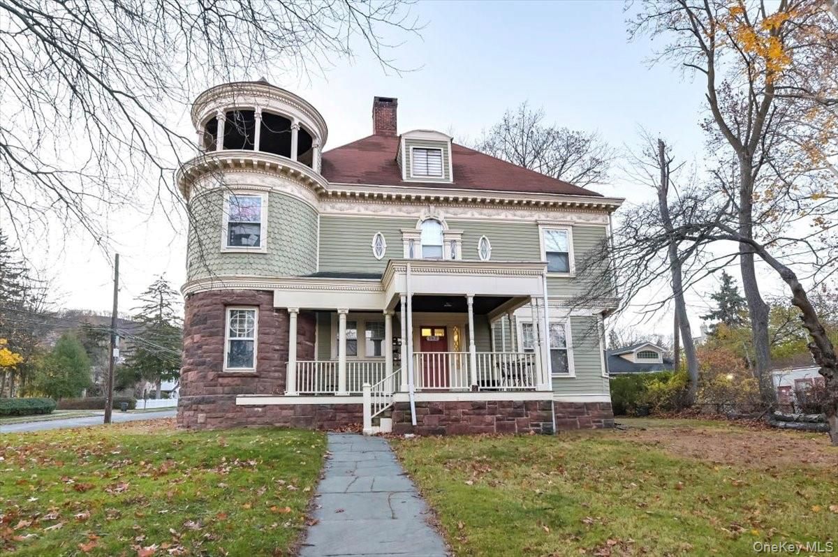 Exterior, Facade, Queen Anne Victorian