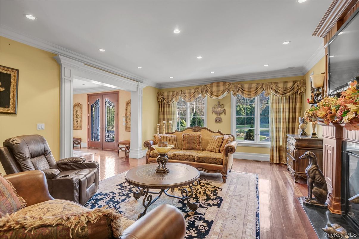 Interior, Living room, Recessed Lighting, Wood Texture Flooring