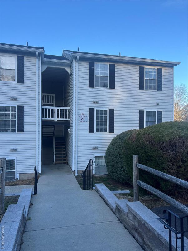 Exterior, Facade, Rowhouse