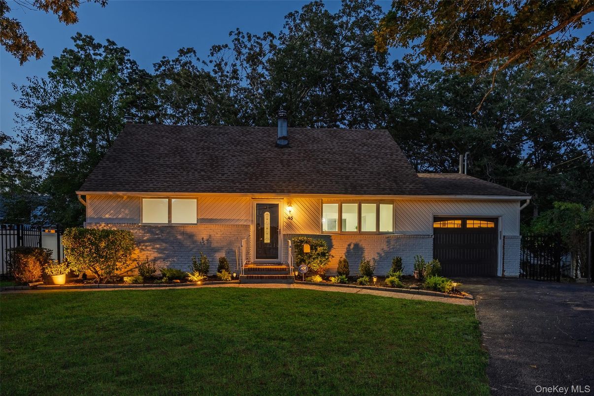 Attached, Exterior, Facade, Cape Cod