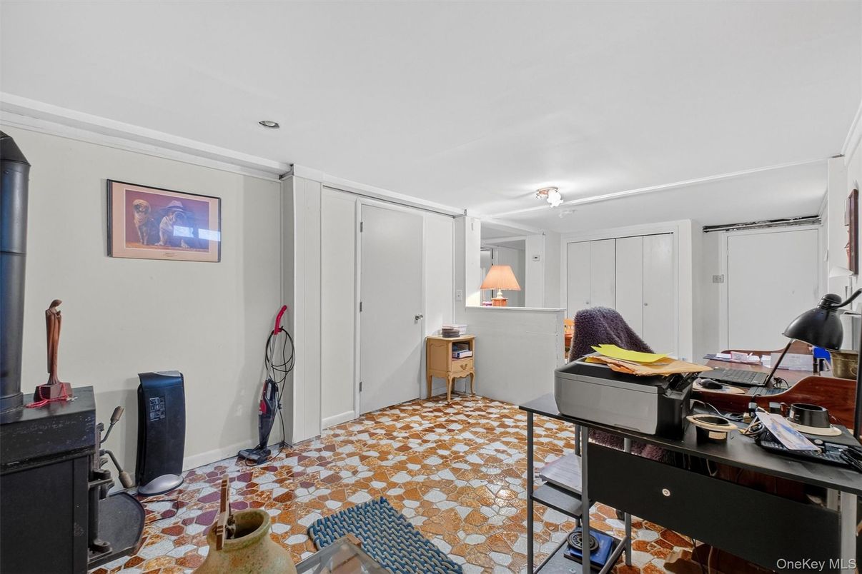 Home Office, Interior