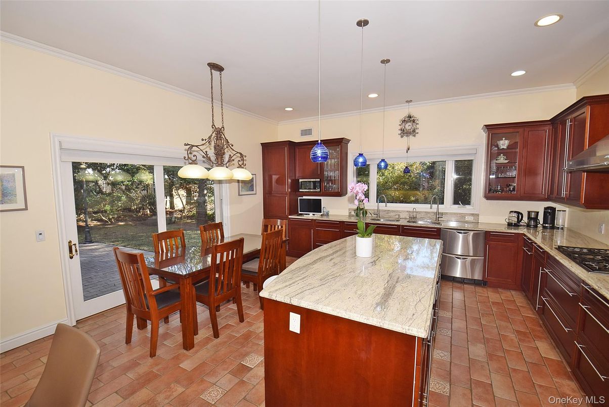 Dining room, Interior, Kitchen, Pendant Lights, Recessed Lighting, Stainless Steel Appliances