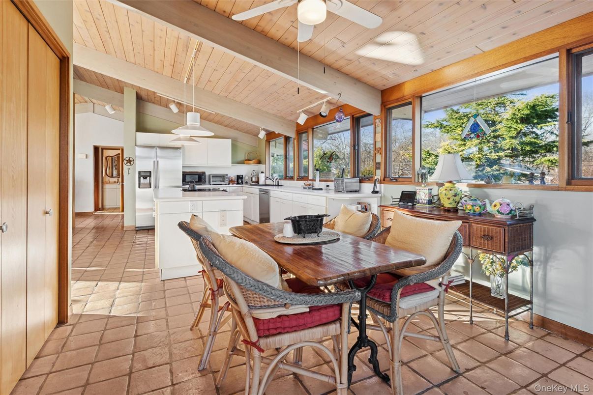 Dining room, Interior, Kitchen, Pendant Lights, Stainless Steel Appliances, Wooden Beams, Wooden Ceilings