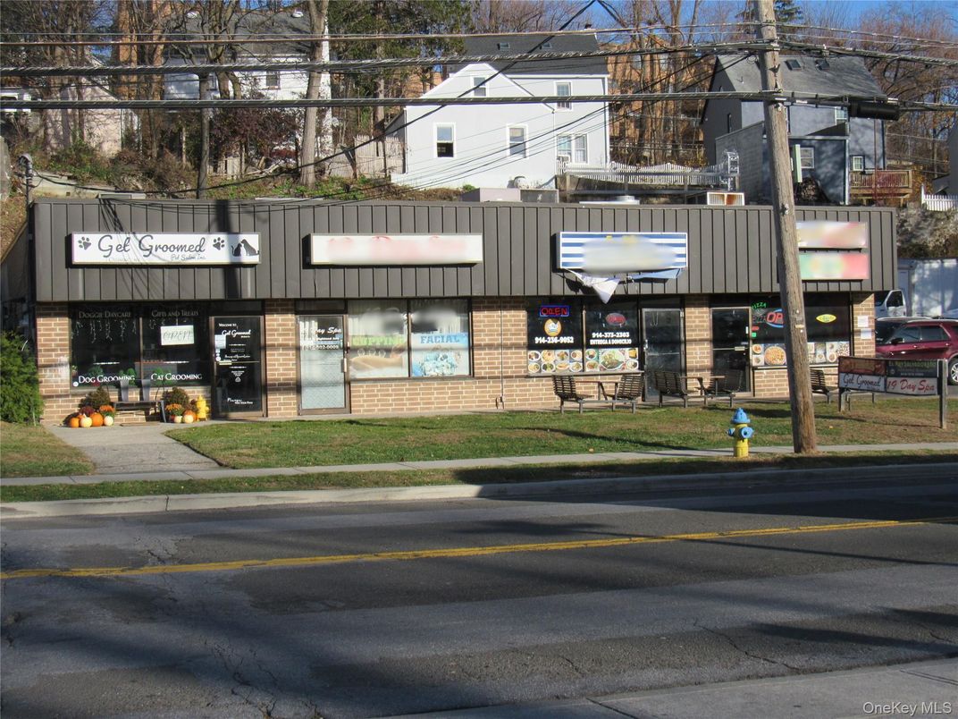 Exterior, Facade, Modern