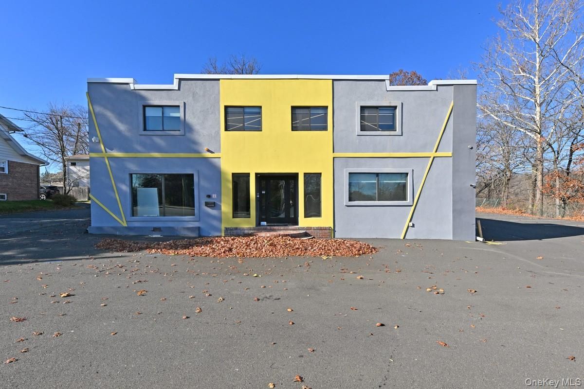 Exterior, Facade, Modern