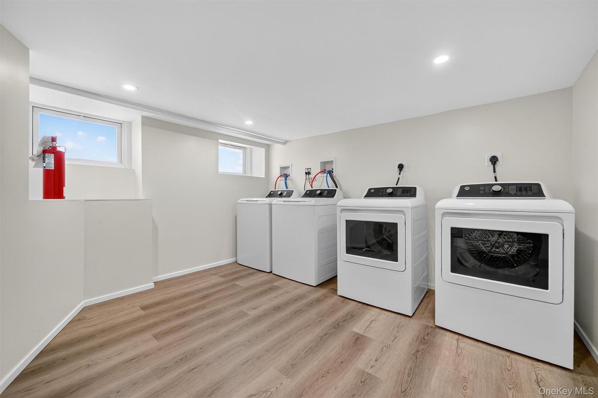Interior, Recessed Lighting, Washer, Wood Texture Flooring