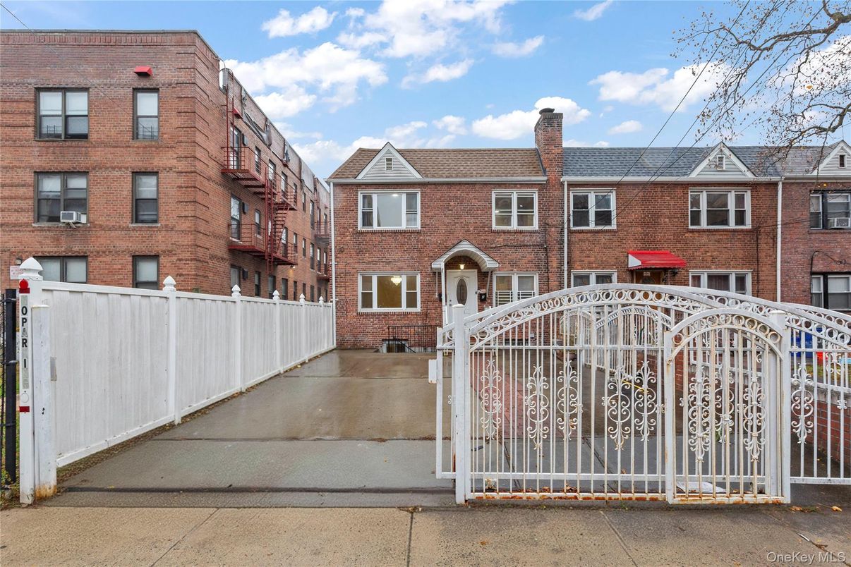 Exterior, Facade, Brick Facade, Rowhouse