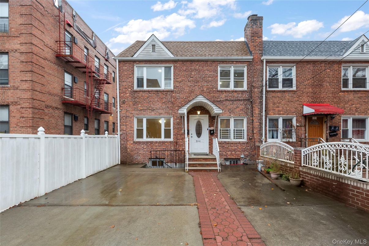 Exterior, Facade, Brick Facade, Rowhouse