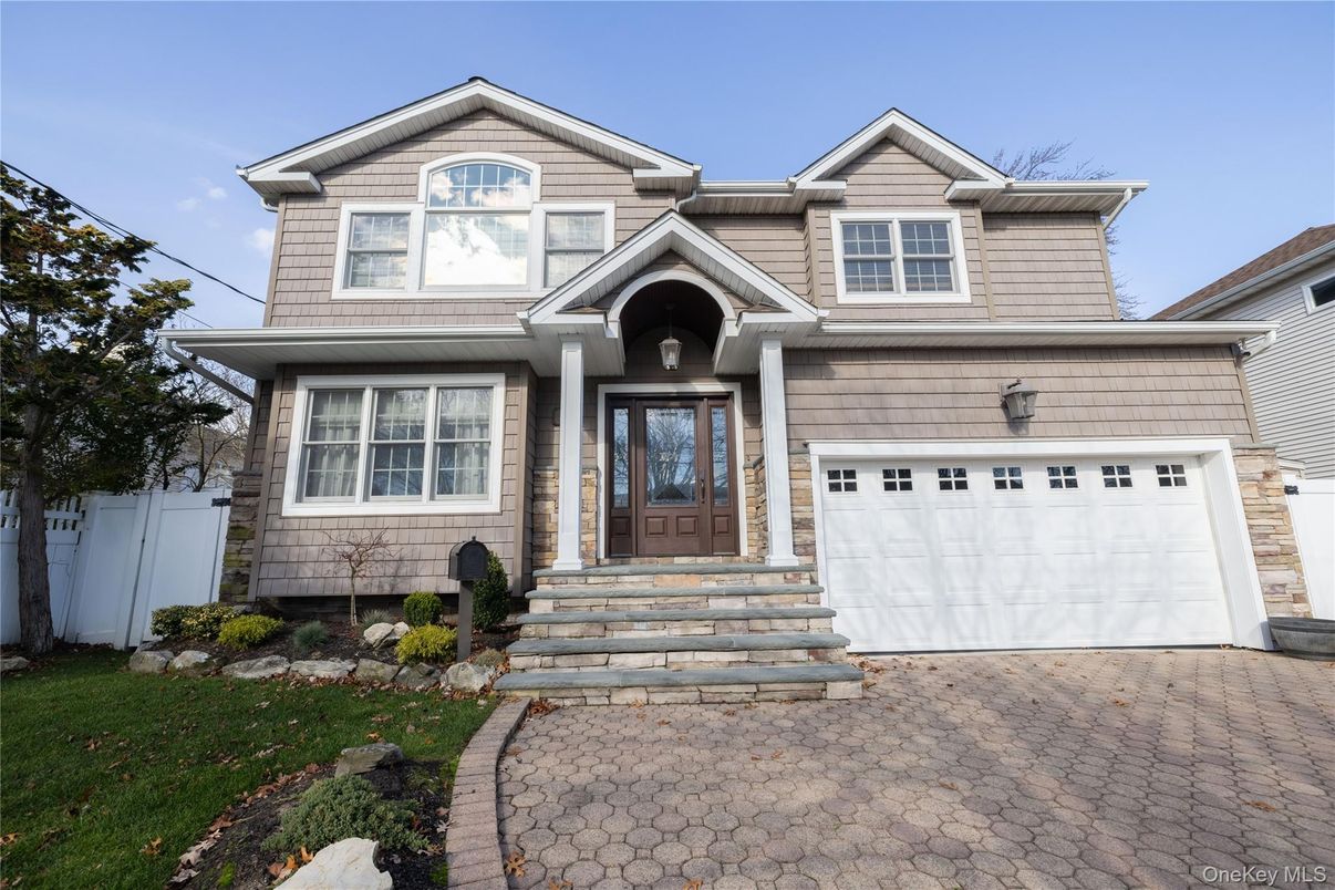 Attached, Exterior, Facade, American Craftsman