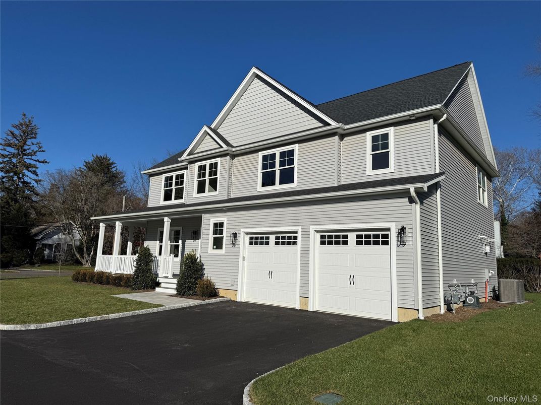 Attached, Exterior, Facade, Queen Anne Victorian
