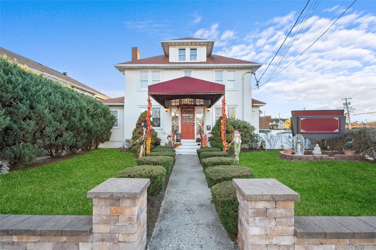 Exterior, Facade, American Foursquare