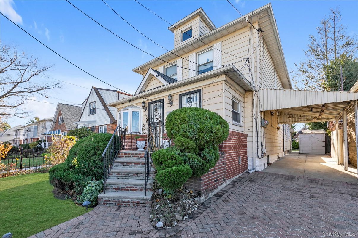 Exterior, Facade, American Foursquare