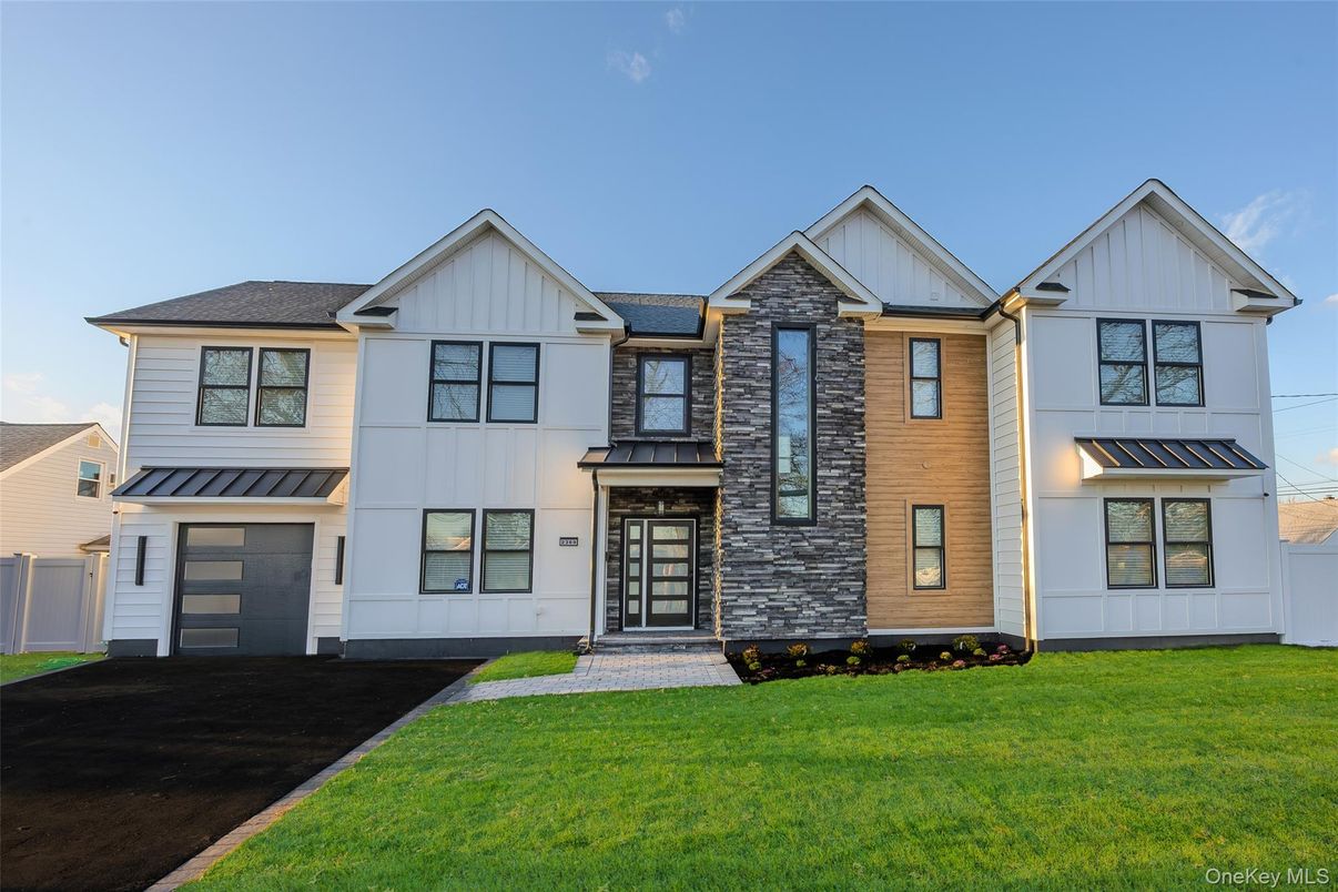 Attached, Exterior, Facade, Farmhouse