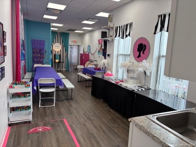 Interior, Recessed Lighting, Wood Texture Flooring