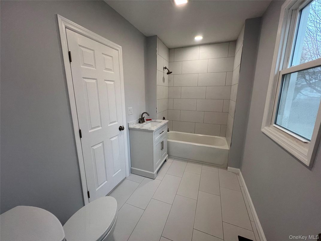 Bathroom, Interior, Recessed Lighting