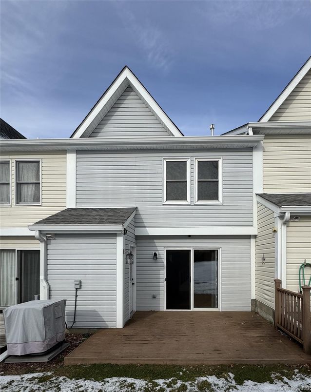 Attached, Exterior, Facade, Farmhouse