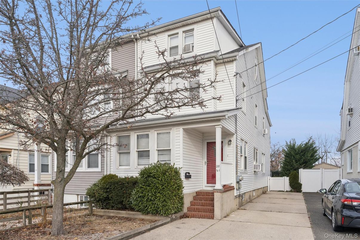 Exterior, Facade, American Foursquare