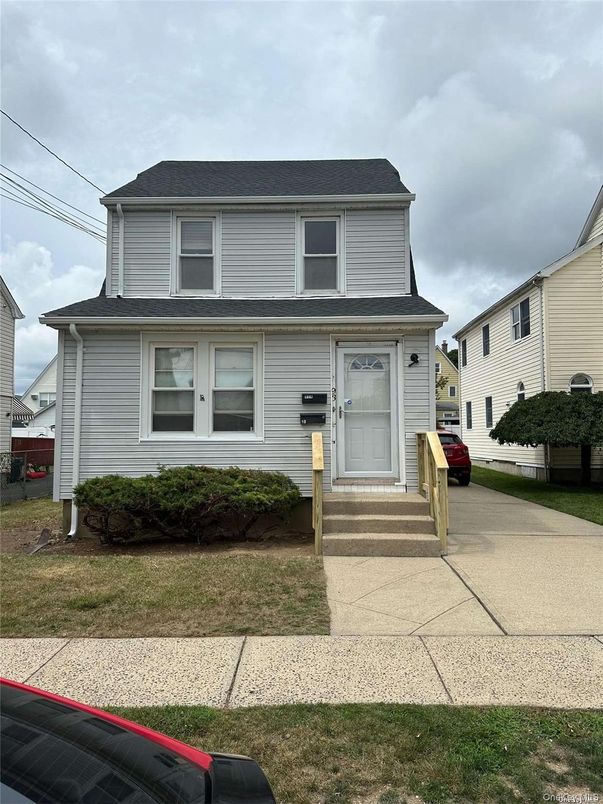 Exterior, Facade, American Foursquare