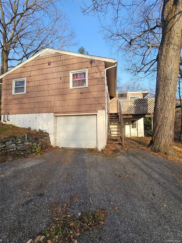 Attached, Exterior, Facade, Split Level