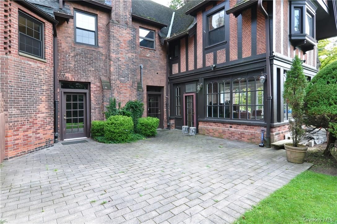 Exterior, Facade, Brick Facade, Rowhouse