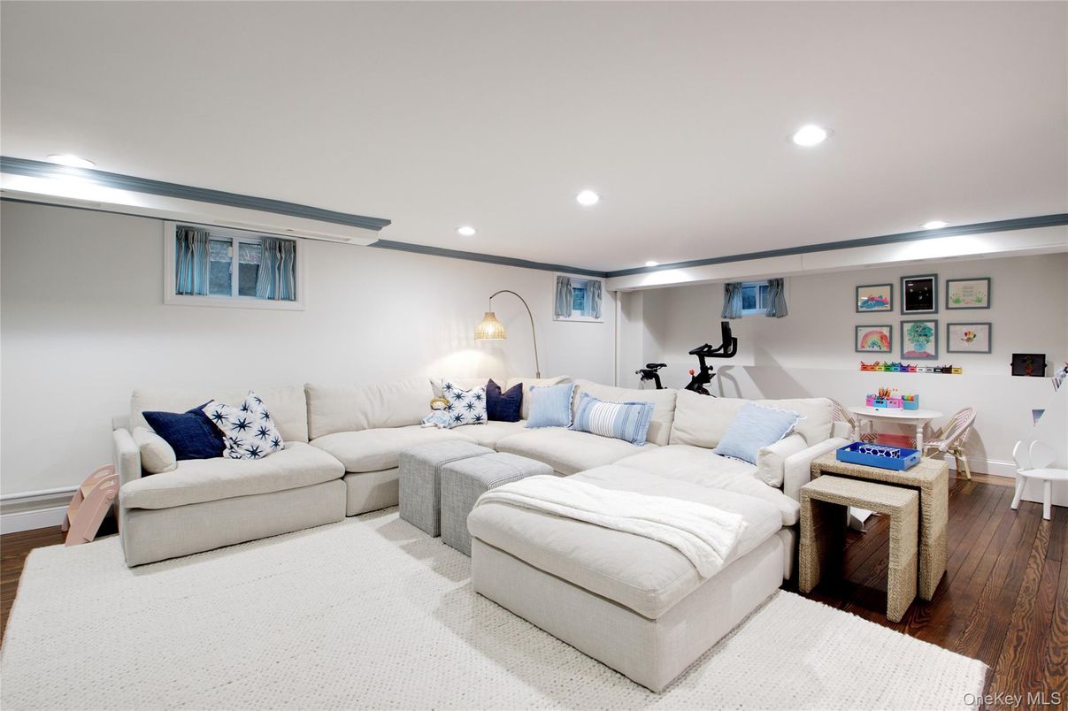 Fitness Equipment, Interior, Living room, Recessed Lighting, Wood Texture Flooring