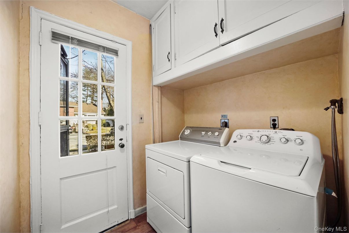 Interior, Washer, Wood Texture Flooring